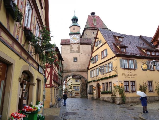 ようやく着いたローテンブルクはまたもや雨。<br />ホテルに荷物を預けたのち、<br />9時過ぎでやってるところもすくないので、<br />聖ヤコブ教会を目指す。<br />途中の靴屋でうっかりブーツを購入。帰りに取りに来るのでと預けておく。<br />写真はマルクス塔。