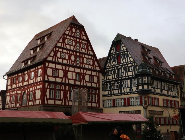 マルクト広場到着。ここはクリスマスマーケットの会場だけど<br />当然まだ何もやってないし、雨でどんより。