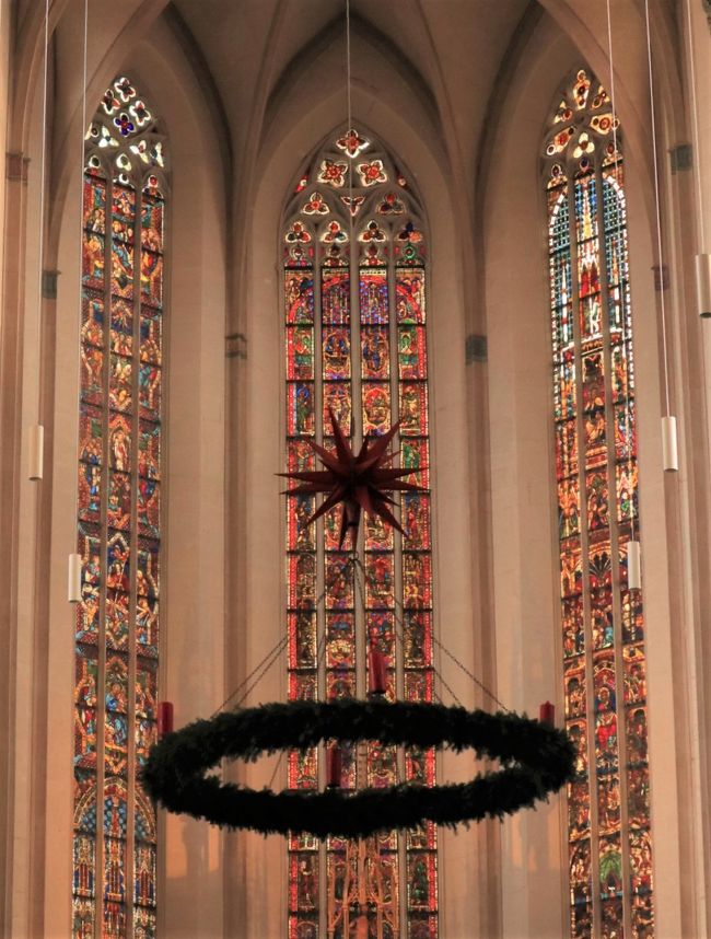 主祭壇のうしろのステンドグラス