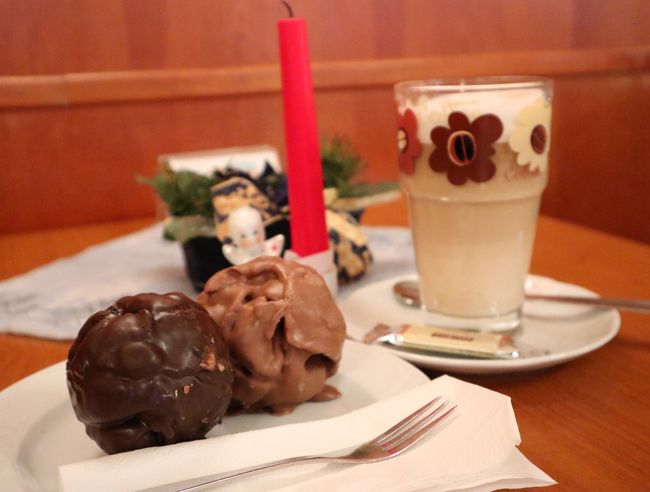 ローテンブルク名物シュネーバル。<br />中のクッキー生地は少し固めだけど崩して食べればサクッとおいしい。<br />素朴な感じですが、とても気に入ったのでお土産に購入。<br />