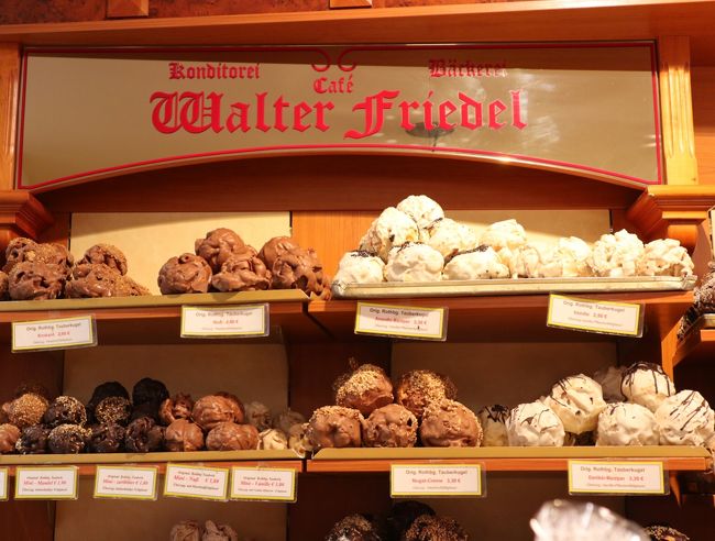 あまりに雨がひどいので、まだ10時過ぎだけど緊急避難的に<br />カフェフリーデルへ。<br />1階はテイクアウト、2階がカフェです。