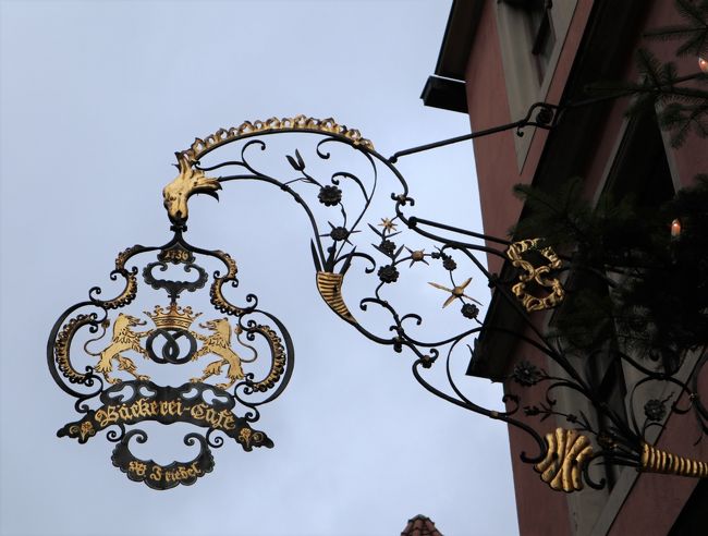 ローテンブルクのもう一つの名物。<br />お店の看板。フリーデルの看板にはよく見るとプレッツェルが入ってます。<br />