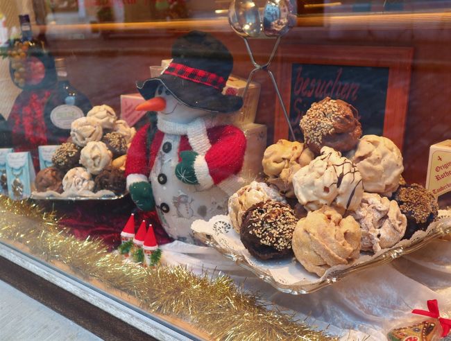 シュネーバルはスノーボールという意味だそう。<br />チョコ掛けやシナモンパウダーつきなど種類もたくさんあって迷います。