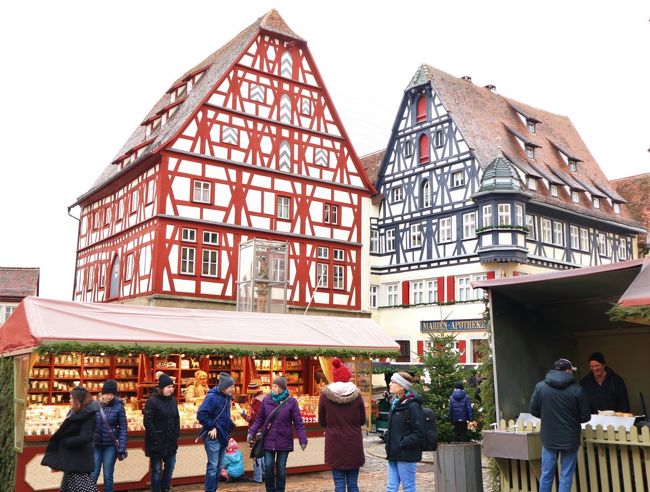 ちょっとずつ屋台が空いてて人も集まってきてます。