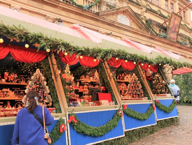 クリスマス感のある屋台。