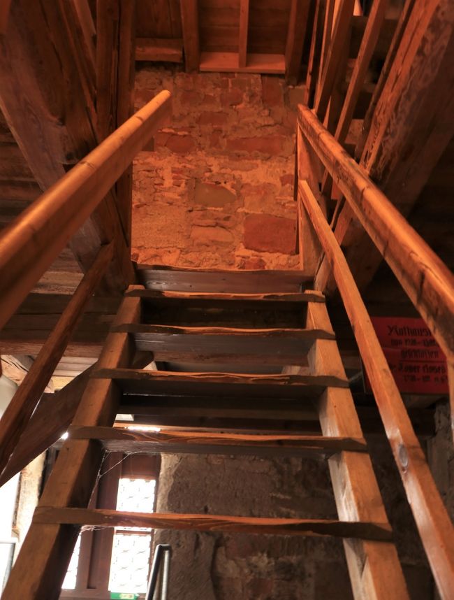 そして、雨が止んだので市庁舎の展望台へ。<br />とっても急で狭い階段が続いてつらい！！