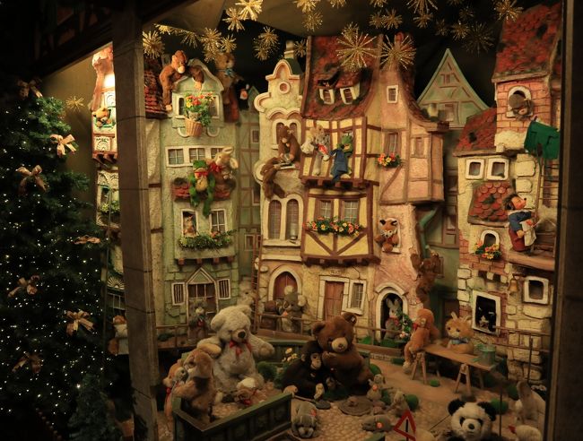 中は写真が取れませんが、クリスマス飾りの店、という概念を超えた広さです。<br />いろんなテイストのクリスマス飾りがコーナーに分かれておいてあります。