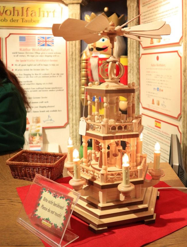 クリスマスピラミッドの木工細工。<br />立派です。