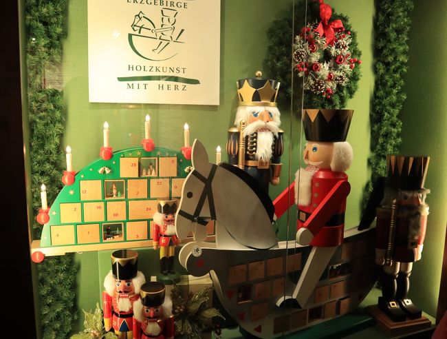 木馬に乗ったくるみ割り人形。<br />後ろにはアーヴェントカレンダーも。