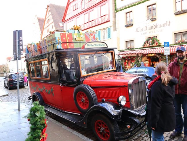 お店の前にはクリスマスプレゼントを乗せた車が。<br />人がいっぱいでなかなか写真撮れません。