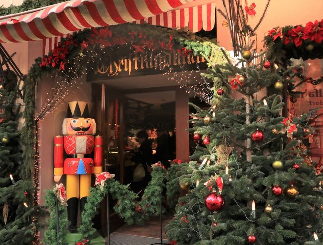 向かいにある別館の前は写真撮り放題。