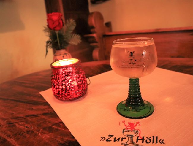 そして、本日のランチ。<br />スペアリブがおいしいツア・ヘル　zur holl　へ。<br /><br />友達がフランケン地方名物のフランケンワインを頼みました。<br />グラスもかわいい。一口もらったけどフルーティで美味しかったですよ。