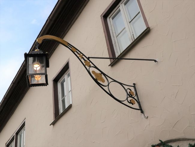 街中の看板。<br />ここはホテルかな。