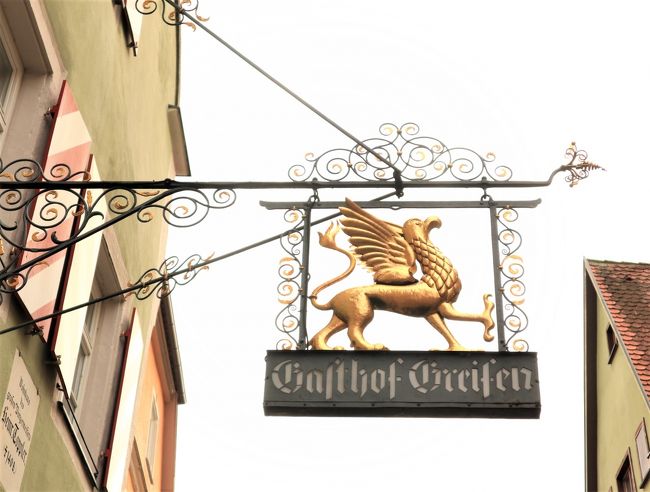 これはホテルの看板かな。