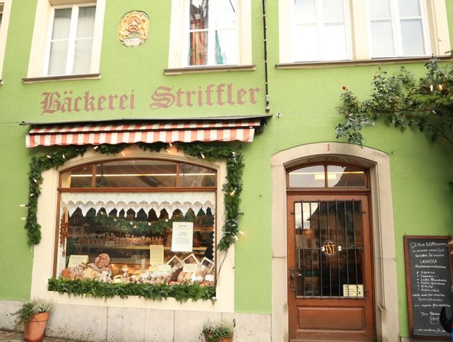 ミニシュネーバルが売ってて美味しいという<br />Backerei　Strifflerへ。