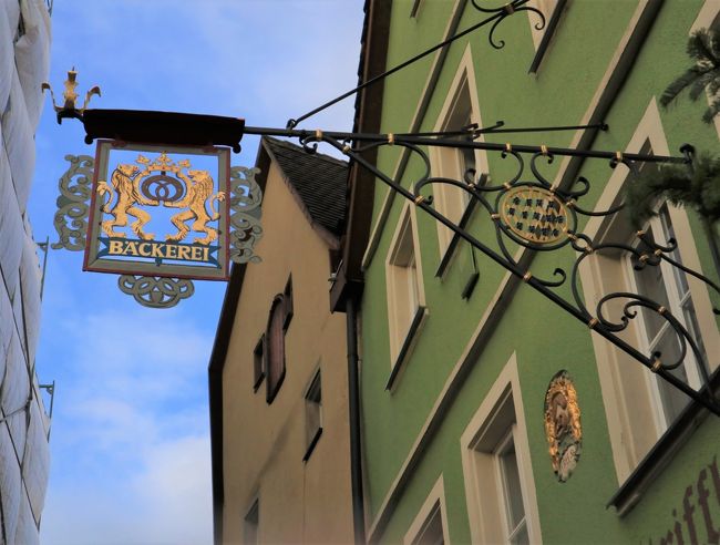 ここのパン屋の看板もプレッツェル。