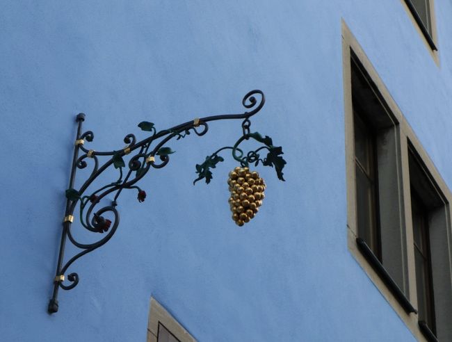 プレーンライン近くのブドウの看板。<br />ワインやさんかな？