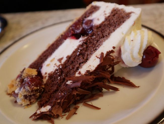 すっかり歩き疲れて、こちらで休憩することに。<br />またしてもキルシュトルテを食べちゃいました。