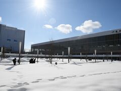 とりあえず、今日泊まるJRイン旭川へ荷物を預けるため、旭川駅へ来ました。

駅前もすごい雪ですね。

そして、快晴です！！
