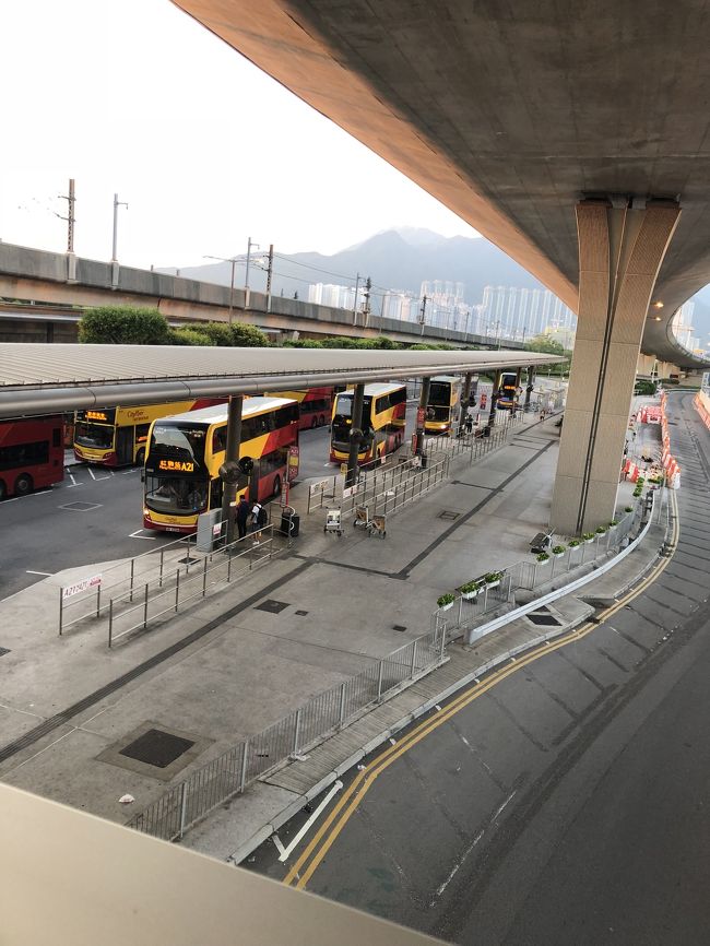 朝の香港国際空港のバス乗り場。  オクトパスカードを購入しバスで油麻地まで行きました。バスは各席にブザーが着いていませんでした。初めて乗ると変な緊張感がありました。