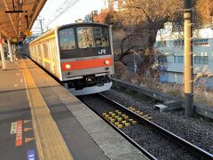 日野駅から中央線に乗ります。

やってきたのは武蔵野線の205系です。
今日は武蔵野線方面に向かうので、この列車に乗ります。
通常は、西国分寺駅で武蔵野線に乗り換える必要がありますが、この列車は国立駅の先から短絡線に入って武蔵野線に直通するので大変便利です。

むさしの号大宮ゆき（列車番号：2631M）
日野7:27　→　北朝霞7:59