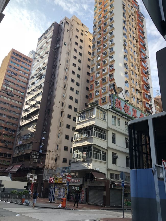 細いビル、香港って感じがします。