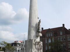 ダム広場。
アムステルダムの中心地であり、アムステルダム発祥の地。
白い尖塔は、第二次世界大戦での戦没者の慰霊塔。