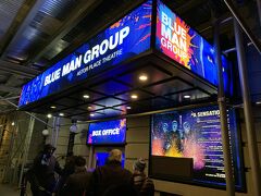 ホテルで少し休憩してから、楽しみにしていたBLUE MAN GROUPのライブへ！会場はAstor Place Theatreで、イーストヴィレッジのすぐ近くです。
事前に予約していたチケットを受け取り、1.5時間程のライブを鑑賞。
