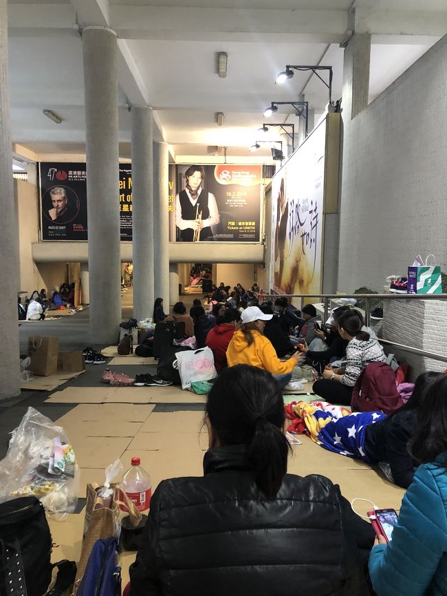 ビクトリアピークから香港セントラルへ戻り地下通路に入ると、通路の両サイドにダンボールをひいて沢山の人がいました。皆さんフィリピンから香港へ働きに来ているそうです。 （ホームヘルパーだそうです。) 家族に仕送りをしていて、自分で使えるお金が無いのでここに集まっているそうです。