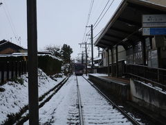 雪の御室仁和寺駅を嵐電が行きます。