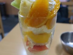 本日のおやつはやおいそ本店の
フルーツパフェ ♪
少量の生クリームとアイスクリームが
添えられただけのフルーツたっぷり
パフェです。
閉店時間ギリギリで入ったみたいでセーフ
でした。