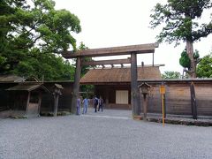 外宮　正宮（豊受大神宮）
神様にお供えする神饌（ご飯）を作る場所。
カーテンのような白い布の前でお参りします。カーテンの向こうに、神様がいらっしゃる正宮があるのですが、正面からは見えません。脇に回れば見れますが、写真撮影は鳥居の外から。中に入っての撮影は禁止です。
御神前では自身の願いではなく「感謝の心」・「おかげさまの心」を捧げてお参りします。
心静かにお参りしていたら、どこからともなく風が吹き、正面から正宮を拝見する事ができました。神様に祈りが通じたようで、とても感動しました。