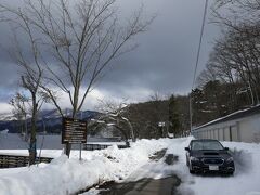 13:20 野尻湖
湖畔は路面にもかなり雪が残っている。