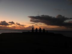 イースター島最後の夜なので、やっぱりモアイと夕日を見に行きました。
