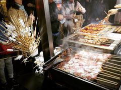 手前の鉄板の足元には、焼き鳥が詰まった段ボールの蓋が全開！で地べたに置いてある、、
お肉解凍してるんだろうけど大丈夫？
その横めっちゃ人通ってるし砂ぼこり被ってるよーー。