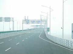 まるで、空に向かって飛び上がる滑走路のようです。
