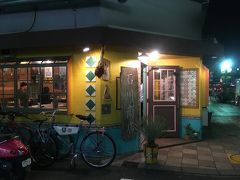 夜は、徳島の地鶏「阿波尾鶏」を目指して、「石川商店」へ。
ぱっと見は、雑貨屋さんかエスニック料理店のよう。