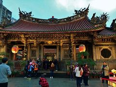 1738年に建てられた龍山寺は、伝統的な中国の「四合院宮殿式」を採用。
北を背に前殿，本殿，後殿，左右の鐘樓，鼓樓と回廊で「回」の形に構成されているらしい。