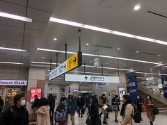 三連休の初日とあって新大阪駅も混雑しています。