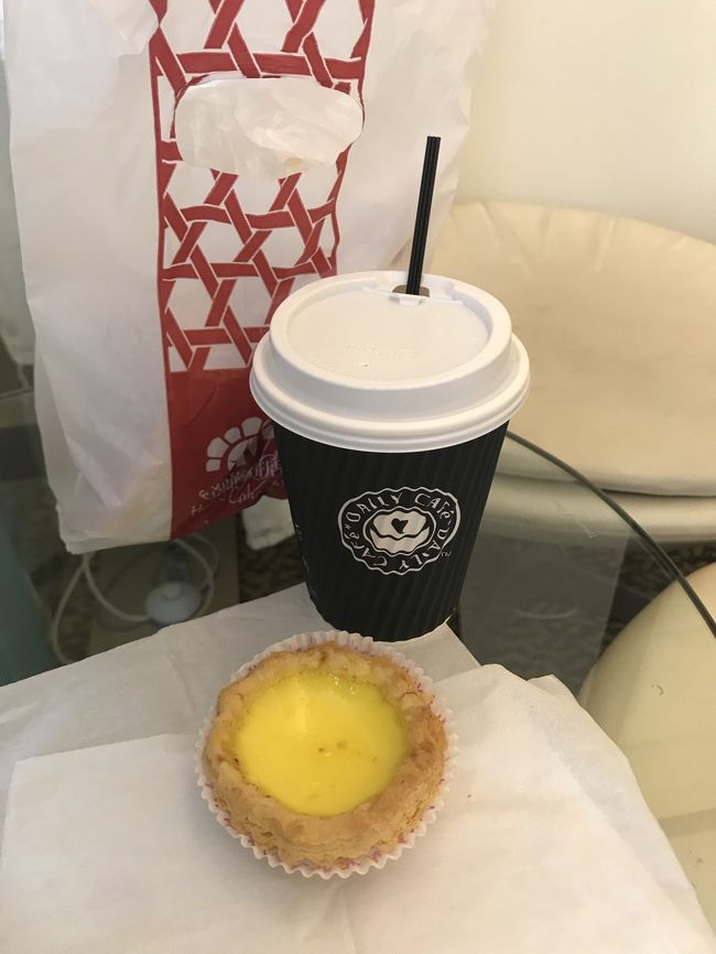 エッグタルトはホテルでいただきました。<br />コーヒーはセブンイレブンで買いました。<br />ホットなのにストローが付いてくるのは不思議。<br />余談ですが、香港の街中にあるコンビニはセブンイレブンばかりでした。