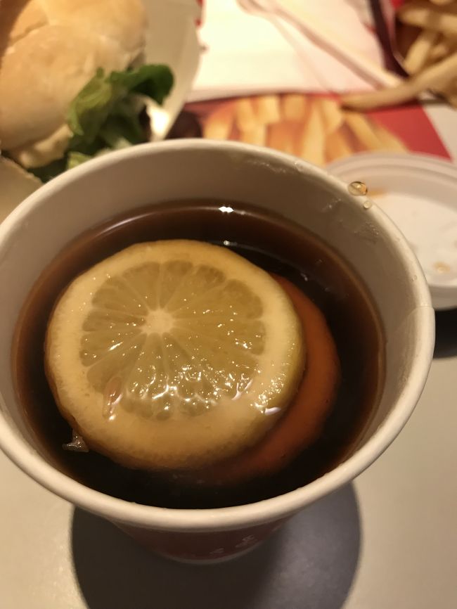 レモンティーを頼んだら、リキッドではなく、本物のレモンが入っていたのが驚きでした。