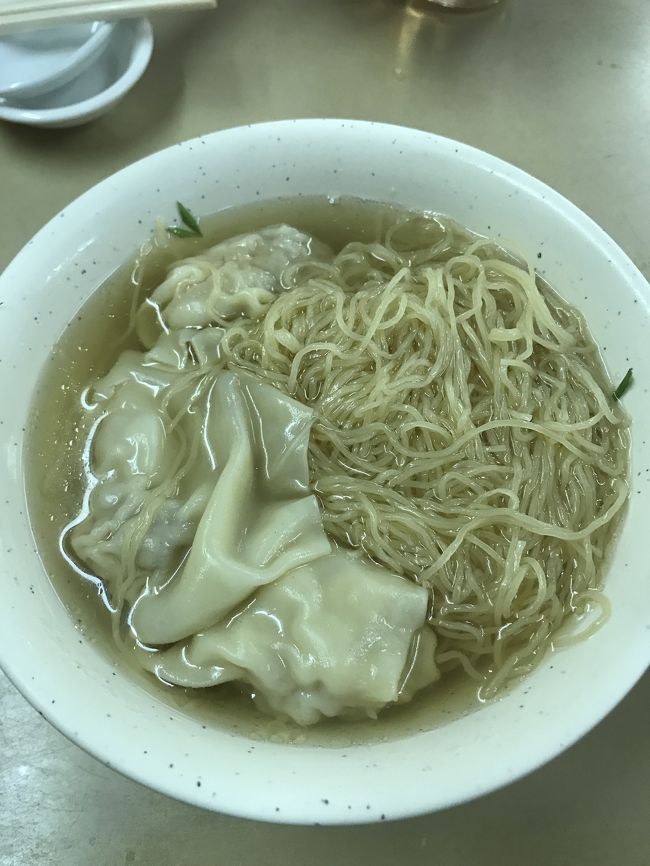 海老ワンタンは麺の下に隠れています。