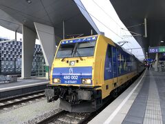 ウィーン中央駅から、ブダペスト行きの列車に乗る
ÖBBの近代的なRJなどが多く入線しているなか、貨物列車のような少し場違いな列車が入ってくる
ああ、東欧へ行くんだなあと実感する
ちなみに、この列車は一輌だけはベオグラード中央駅（セルビア共和国）まで行くらしい