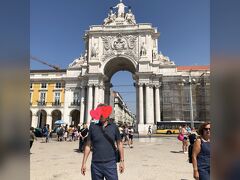 トラム15番でコメルシオ広場に戻ってきました
勝利のアーチをバックに