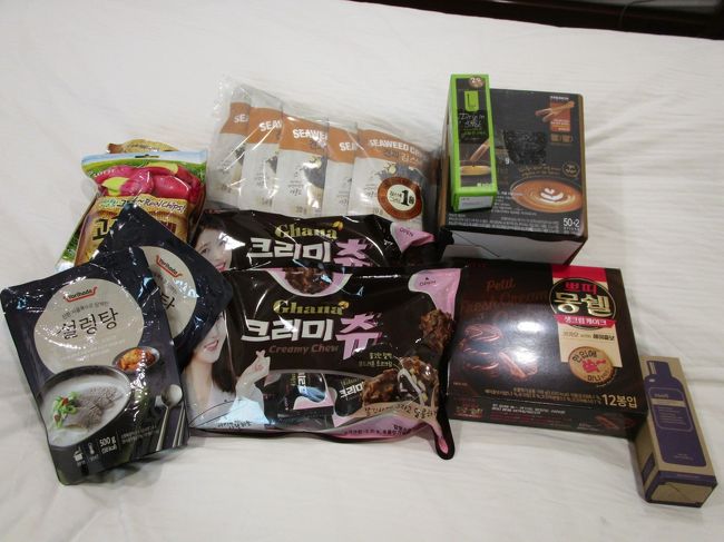 ロッテマートで買って来たもの。<br />真ん中のお菓子は2つでいくらとかで安くなっていたので、職場のお土産にしたけど、中にお餅みたいなのがはいっていて、好評だった<br /><br />この後チムジルバンに入ってちょっと休憩