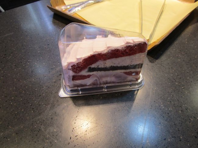 コーヒーが飲みたかったので、パリバケでケーキとラテをテイクアウト