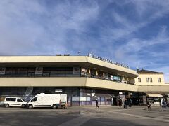 ２時間半ほどで着いたブラティスラヴァ本駅
今までの駅とは異なり、メインコンコースは掲示板を眺める人で溢れ、雑然とした印象を受けた
コインロッカーがあるので、そこに荷物を預ける