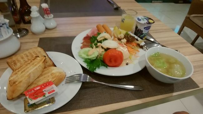 パタヤ2日目のホテルの朝ご飯。<br />種類もあって満足～。