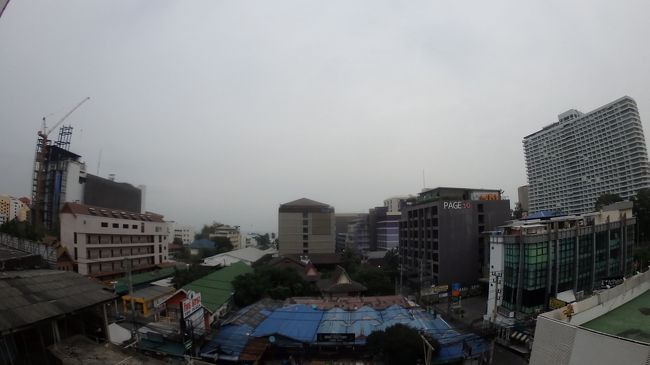 残念ながら曇天です。<br />天気良ければさとしさんご一行様とスピードボートチャーターでラン島の予定だったんですが残念です。