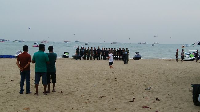 兵隊さん？警官さん？、訓練終了の整列中？<br />朝練お疲れさまです！